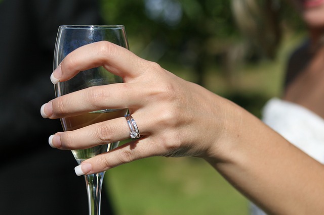 結婚しても恋多き女性 不倫に足を踏み入れる女性の特徴7選 女子トーーク